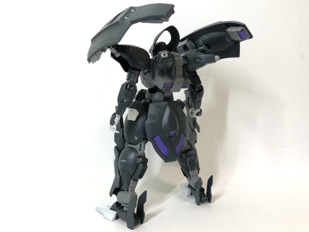 背面はこんな感じ!ディランザの実戦仕様のソルを参考にして塗装しました。黒と紫のコントラストが良いですね。スラスターが紫なのがジェターク社製MSの推せるポイントですね!