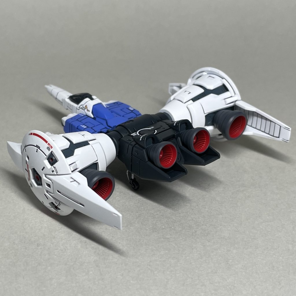 うしろ バーニアの塗装は、内側にピンクサフを吹いてから赤を吹き、噴射口を覆うようにマスキングテープをふちの部分に貼り付けてから外側にグレーを吹き、その後マスキングテープを外して、フチの部分をグレーで筆塗りしました。