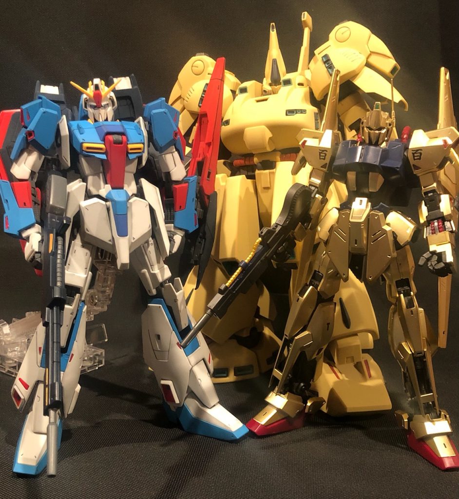 【放置家族の集合写真】本人(主役):アニメの主役、今回も主役父(メタボ):ガンダムマーカーと緑色のマジックでお化粧ののち、トップコートで終了出来上がり兄(ヤンキー):目立つ色なので、これで良いかとパチ組みのまま、しかしここに立つとちっさいですね。同じ筒の中で戦った者達の集合撮影ですが、残念ながら※母(アストロイドベルト出身):行方知れずで捜索中