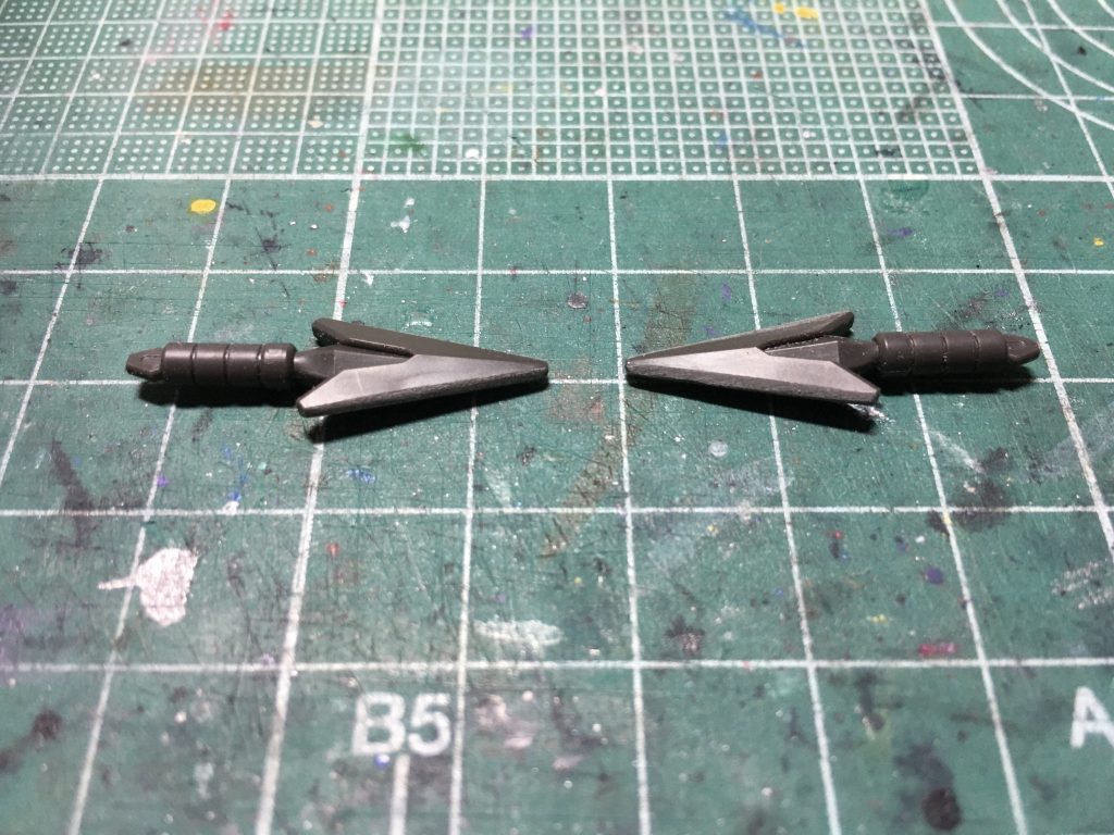 　スティレットは刃の部分を240番のペーパーで角を落とし、新しく面取りを作る要領でシャープ化を図りました。以前作ったジムⅢビームマスターで同じことをやったのでその工作をまたやりましたが、今回はちょっと面ががたついて失敗...