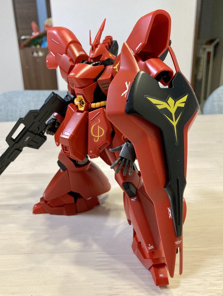 サザビーはこんなに大きなシールド持ってるイメージがあんまりありませんでした。コレも良いんですけどね。