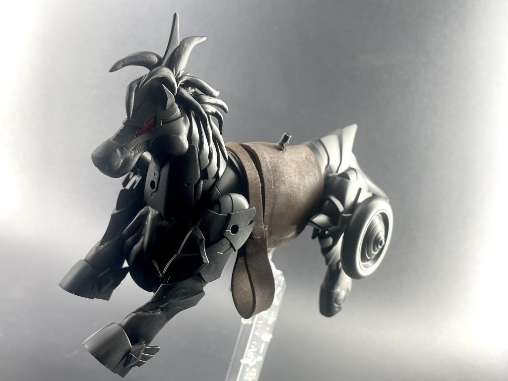 相棒の馬、地王アドラステアです。軍馬をベースに、全体的にパテでガッチリ体型にしてます。足首は新世大将軍から。尻尾は紅武者から。