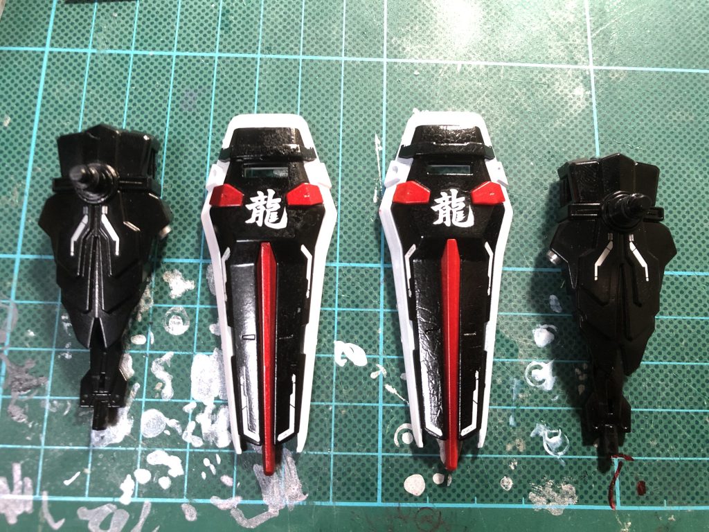 隠し腕はWAVEから出てる関節用のパーツと30MMの3 mmジョイントを接着してます。シールドは一個はキット付属の物、もう一個はインバージョンの物を使ってます。(シールドも塗装失敗ポイントで色を勘違いで白で塗ってしまい、その上で黒で塗ったら塗った部分が割れ(？)ました)龍の文字はベルテクスの漢デカールを使用しました。