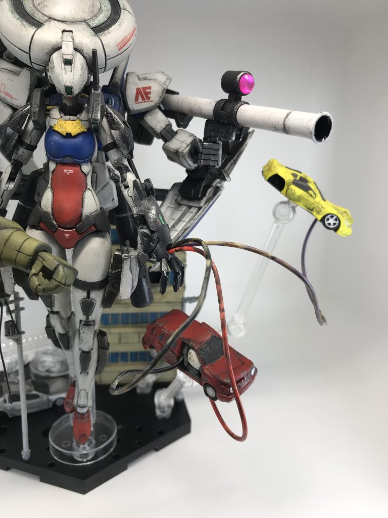 手の甲から伸びる触手…軽々と車を持ち上げて融合捕食しようとしています車やビルなどは以前作製した他のジオラマから拝借、それらを配置することで人間サイズのアンドロイドではなく、MSのような巨大さや恐怖感を上手く表現できたのではないでしょうかビルや街灯はカスタマイズシーンベース(市街地Ver.)を使用してます