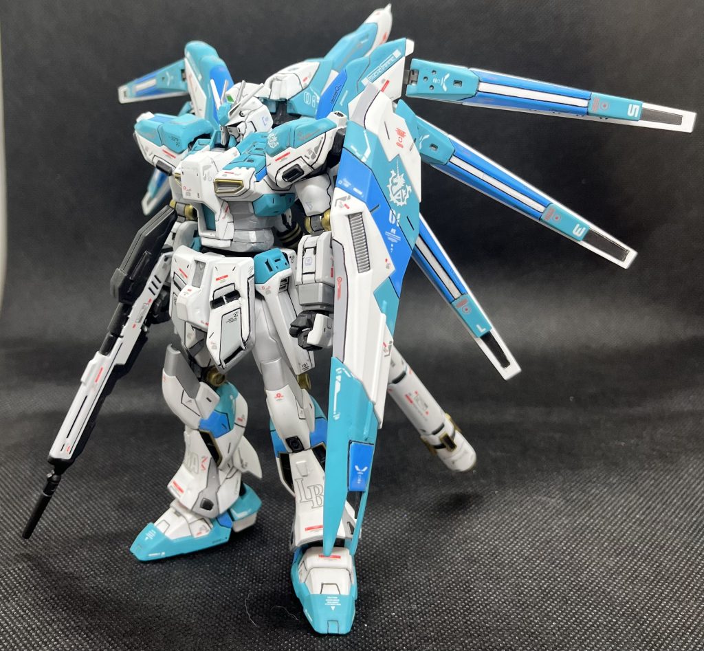 ビームライフルは銃身の延長とエネルギーパックを追加してRG風にファンネルの番号のデカールがこだわりポイント（右ラックが偶数、左ラックが奇数）