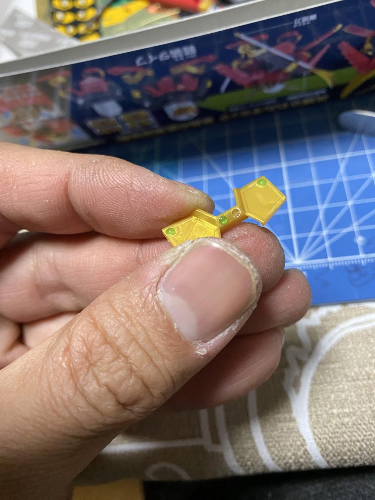 ディテールが気になった部分だけ掘ってHアイズを入れてみました。夜中にやる作業ではなかったです_(┐「ε:)_