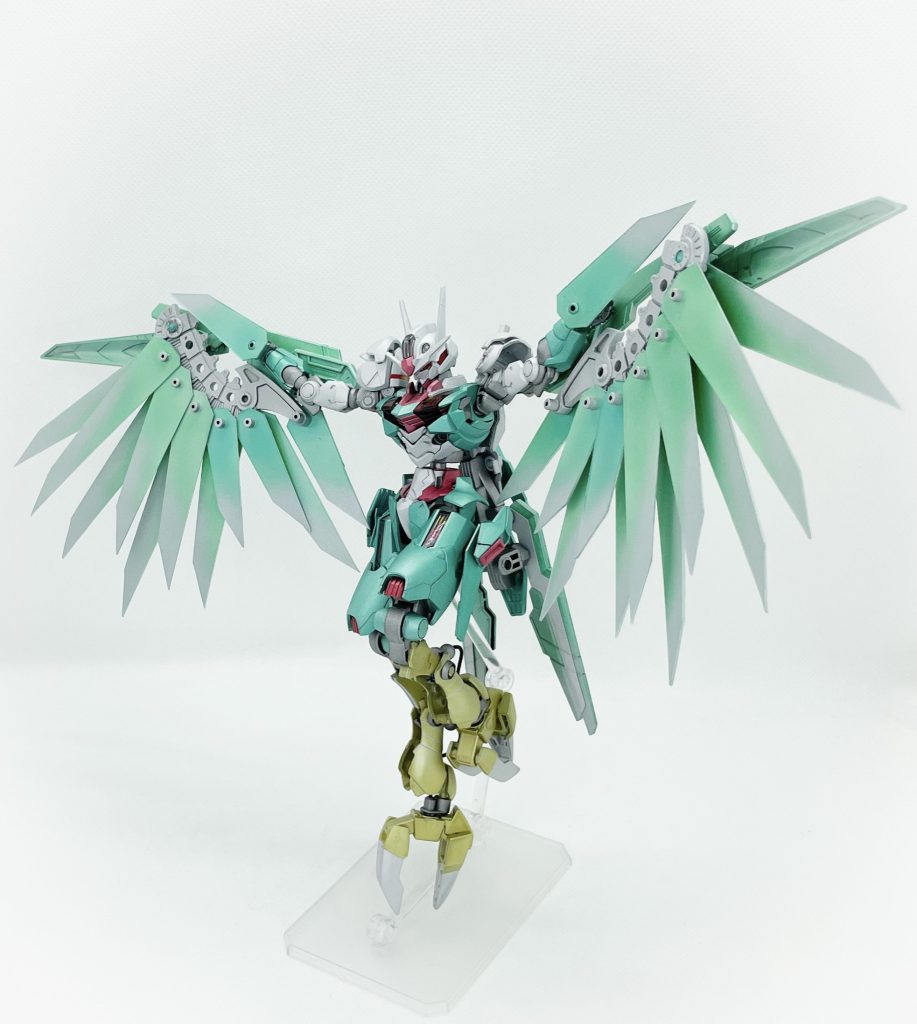 MAモード　アエローアエロプースをラックごと腕部に装備し、脚部を展開、延長させ変形させるMS形態。空中での旋回性能、運動性が向上する。特に重力下での回避性能は目を見張るものがある。