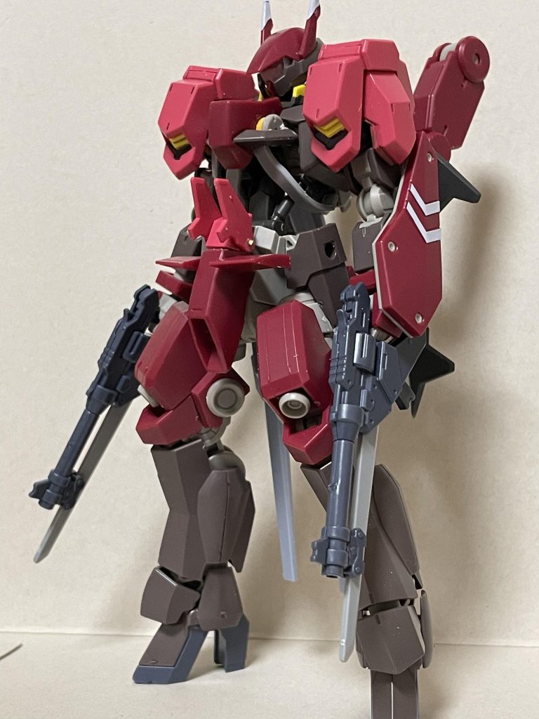 1部パーツにフラウロスのパーツを流用して自分好みに形状を変更しました頭部パーツは00ガンダムのフェイスパーツを切り取り貼り付けています