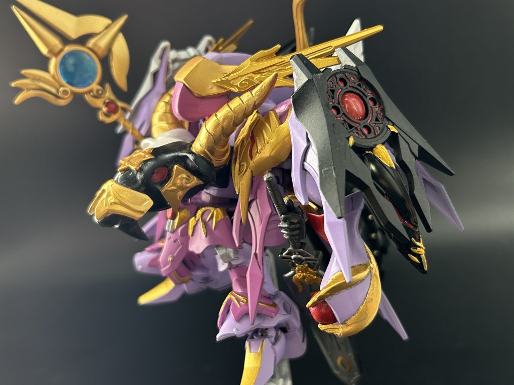 追加パーツが増えボリュームがあります。胸についている山羊ヘッド。スペリオルドラゴンの肩のドラゴンヘッドを芯に(!)パテで造形しました。角はウォーロックです。肉抜き埋めて溝掘るの辛かった…。