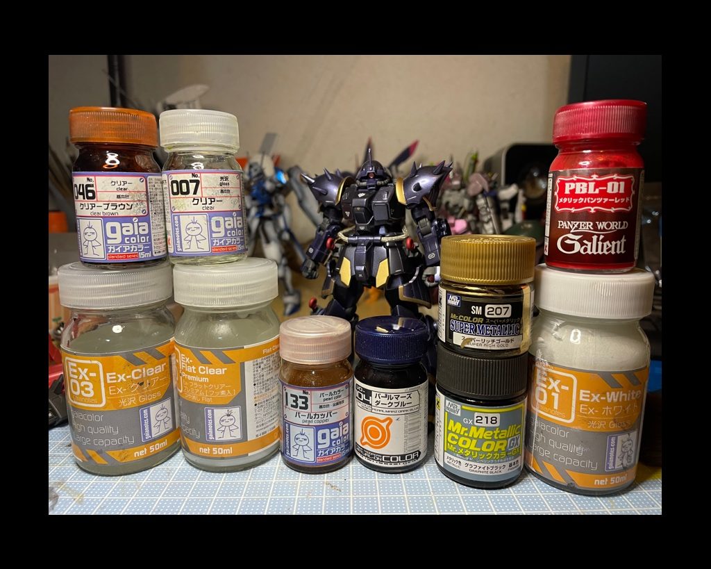 今回の使用した塗料はこちらになります。グレー→白→パールマーズダークブルーとグラファイトブラックの順で吹き付けてました。バーニアをパールカッパーとクリアーブラウンを使って塗装してます。