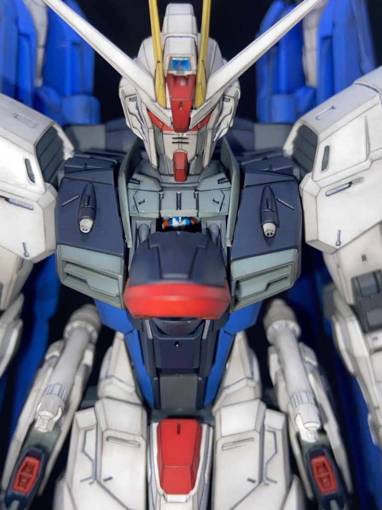 非常に見難いですがコクピットの准将殿は塗装。