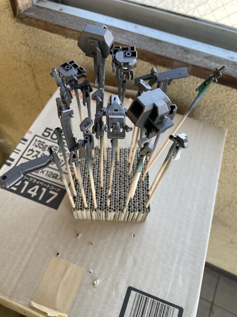 ABSパーツが少々あったのでアクリジョンで塗装してます。