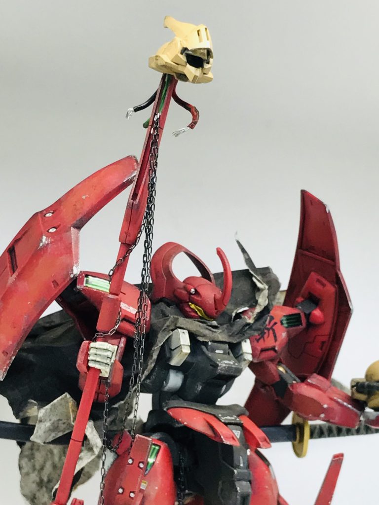 今回の見どころは、この槍の先に掲げられたメカの頭部…(30MMのクローに付いていた頭部を使用)あの永井豪先生の超名作漫画「デビルマン」の衝撃のシーン…美樹ちゃんの生首がモチーフです