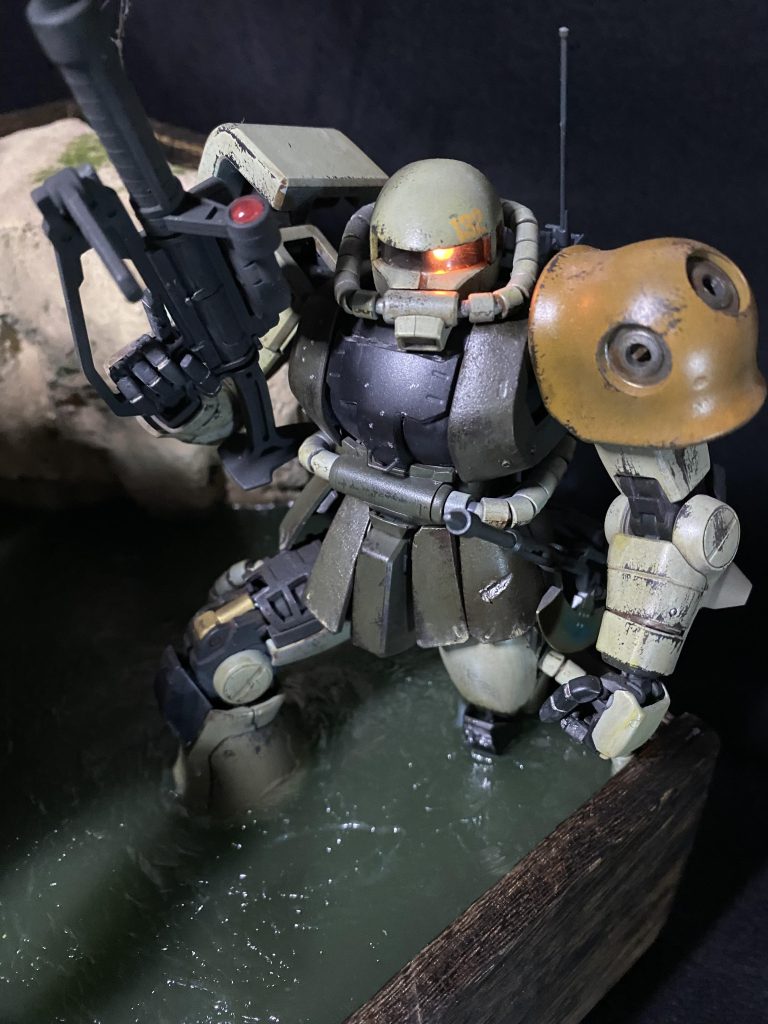 お供のザク第1地上機動師団第2大隊A中隊第1小隊所属こっちも特に目立った改造はなしです。強いて言うなら荷物運び用のネットとロッドアンテナがランドセルに着いてるくらい。足のむき出しになったシリンダーとオレンジの肩が僕の全てを物語ってます😎