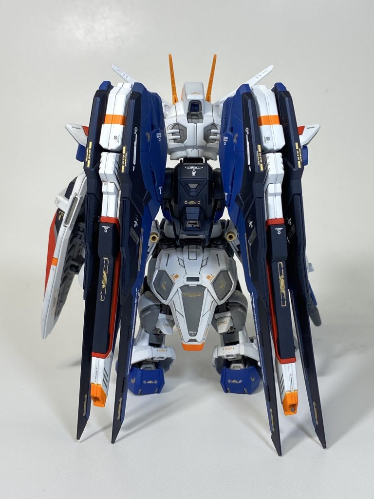 白背景で前後横から SDだけどやはりMGなディテールと可動、ギミックのキットでした。