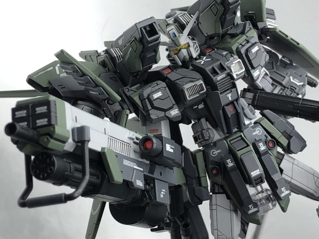 シェキナー改キャバルリーが装備している複合型の射撃武装です。右腕を覆う形で装備されるので腕部ビームサーベルはオミットされました…本武装にはスコープ、レーザーサイトを増設しました。