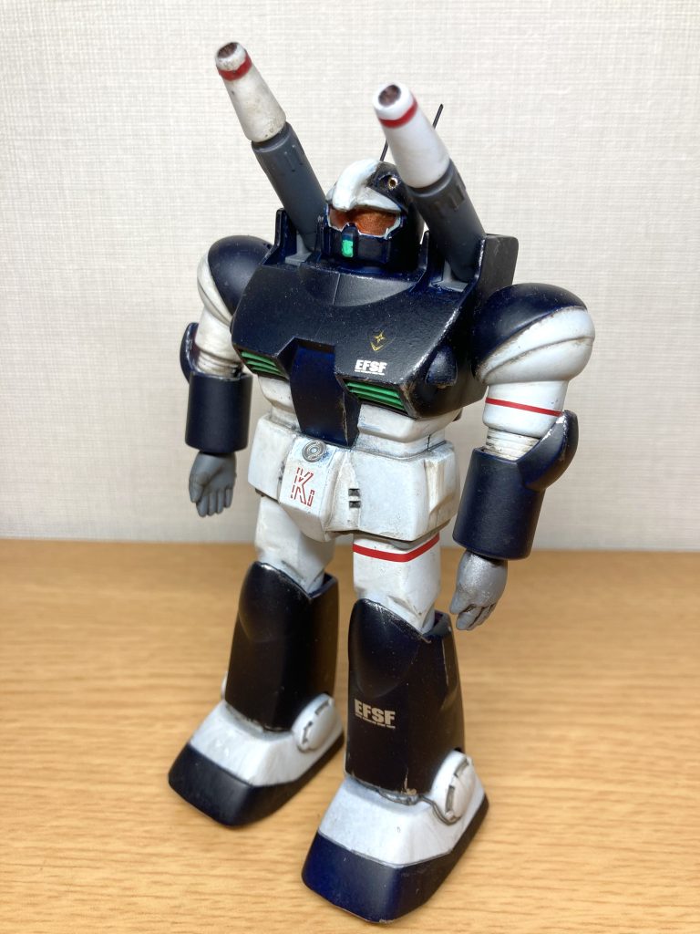 (途中中断はあるものの)ガンプラ歴40年で、作ったことのないキットを作ろうと思い立ち、ネットオークションで旧キット購入しました。仮組みしたところ、とても味のあるプロポーション。全面改修するのも一興ですが、今回は息抜きで簡単仕上げしたい気分だったので、カラーリングだけお遊びしました。