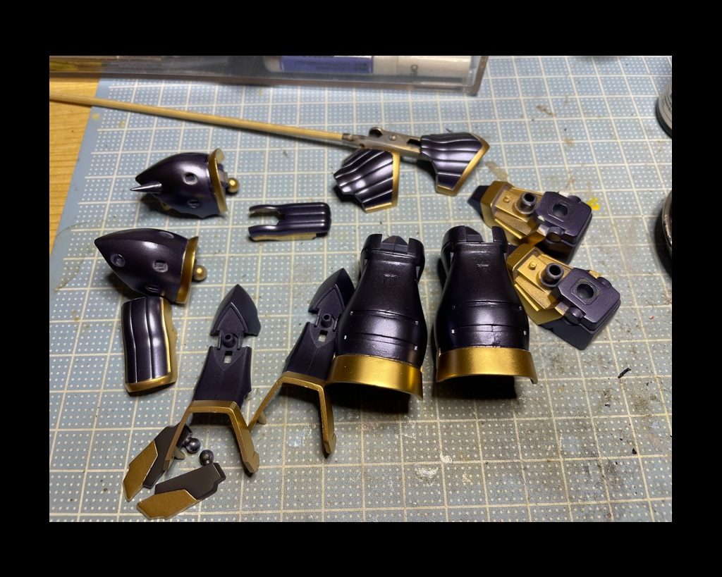 マスキングをしてゴールドのラインをこの様な形で吹き付けてました。