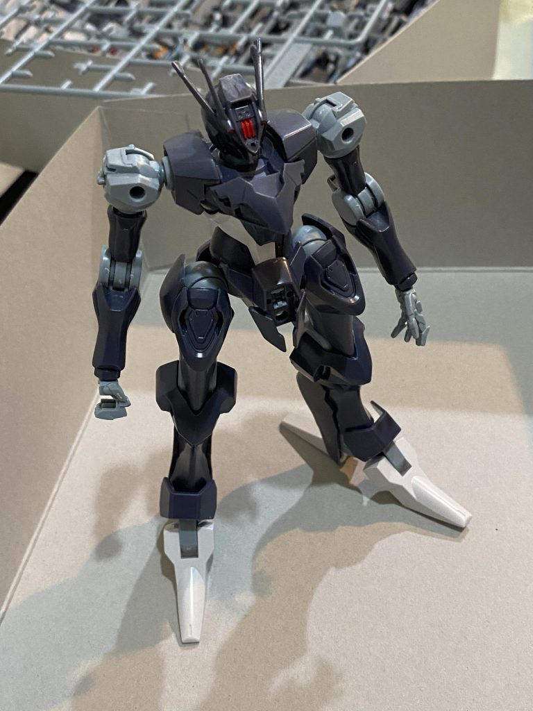 はい!ここからは恒例の進化の過程を。まずは仮組み。中々のプロポーションだか足首の構造が気に入らない。