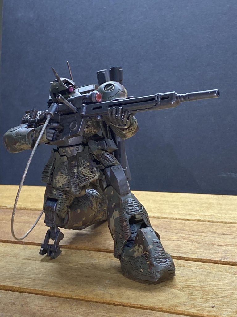 バレル交換は、アニメ何度も見ましたが、どういう機構なのかとかよくわからなくて、独自解釈です。結構手元がちろっと開いて交換してますが、あれじゃあバレルはいらないじゃね?って思って、割と先端から開く仕様です。