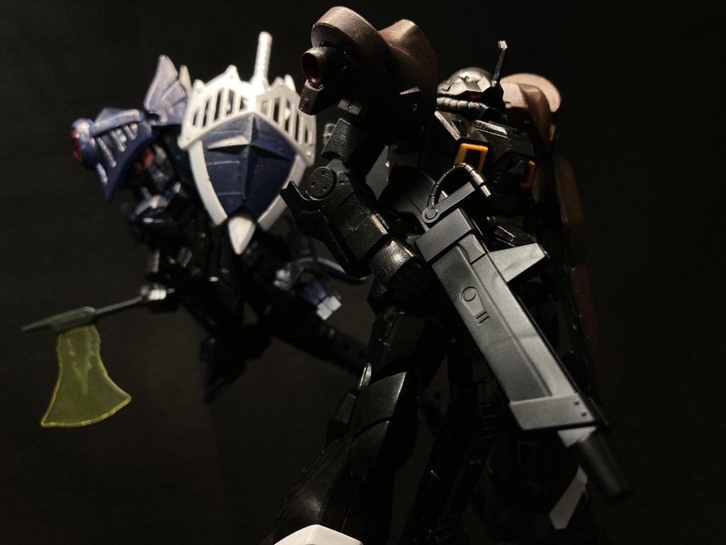 ｢そうか…」イフリートグリッチ（右）前作のイフリートグリッチが黒くなった姿どうやら仕事用とリアル用で色を分けて使っているらしいパイロットはケンゴウ・キサイチ、頭良さそうな人ほんとに良さそうなだけかもしれないこのシリーズはGBNのデバッカーをなんかこういい感じに描いた作品なので！（その語彙力で描くな）イフリートグリッチ、という名もおかしくないですよね！ちなみにデバッカーになる予定はなかったのでただの後付けです…詳しくはこちら！https://gumpla.jp/hg/1052585ーーーーーーーーーーーーーーーーーーーー「って…聞いてますー？」騎士デルタガンダム（左）なんかかっこいいSD、騎士なのに武者の装備を持っていたり日本刀を持っていたり…ま、ガンプラは自由か…パイロットはディダナ・ヴァドンさんでとても、僕の中で1番推しているかもしれないイイキャラです！かっこよくはないですね！詳しくはこちら！騎士デルタガンダム