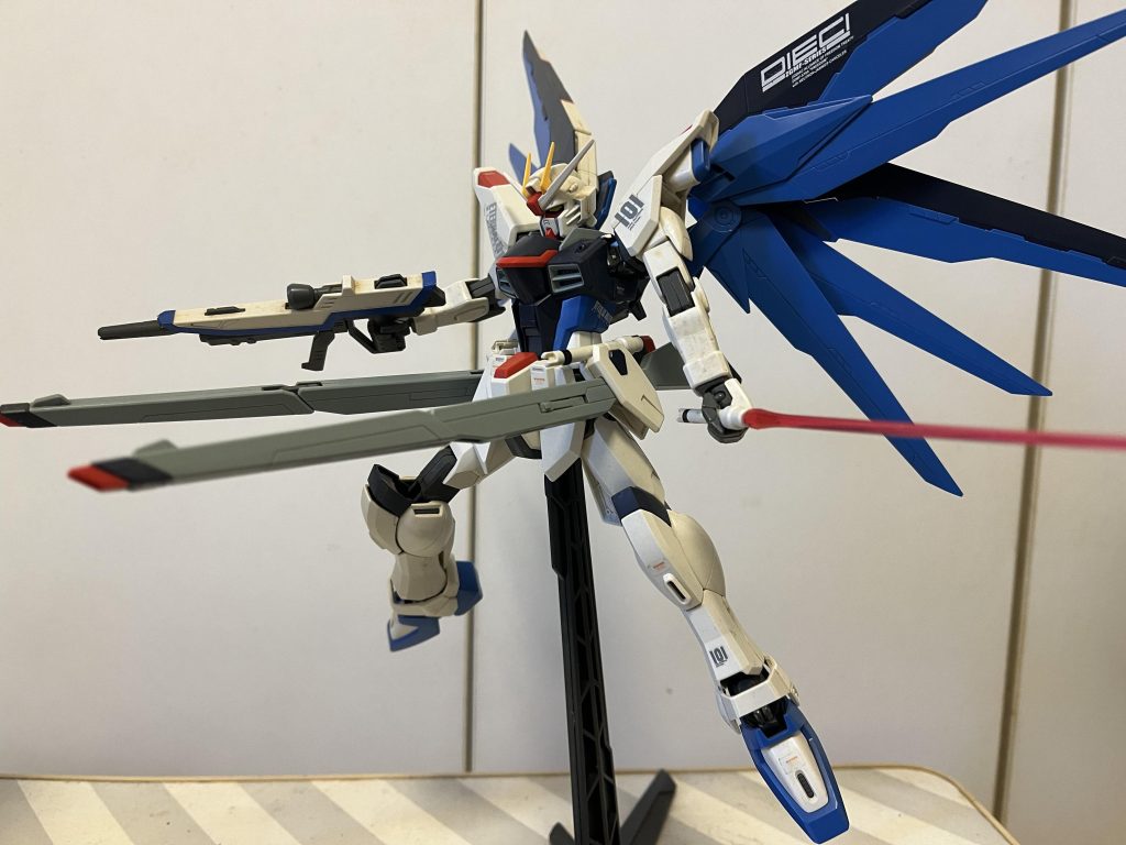 フリーダムは盾捨てて、左手サーベルと右手ライフルの時が1番好きですね。カラミティ戦とプロヴィデンス戦と印象に残る場面も多いですし。