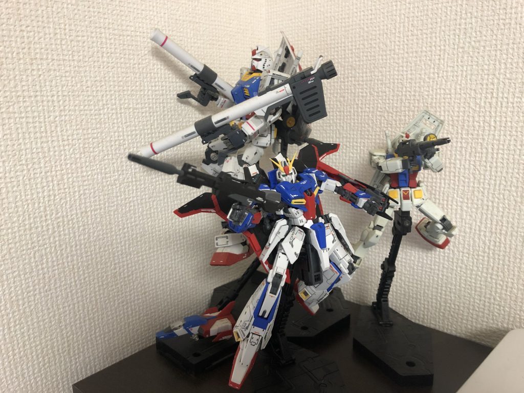 他のガンダム達と。