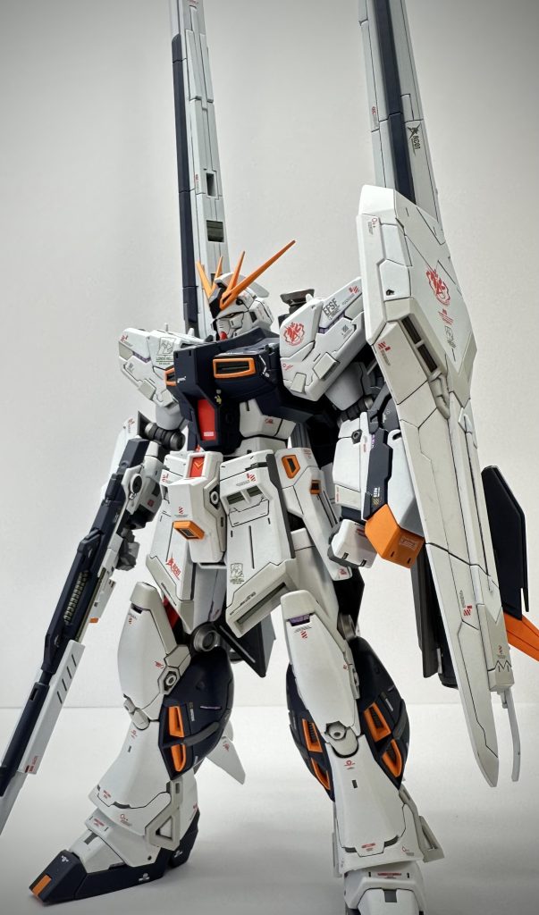 νガンダムカラーが思った以上に似合って大満足。主な使用カラーはNazcaカラーのスチールホワイト、ダークブルーイッシュパープル、フレイムレッド、マンダリンオレンジ、ガイアニュートラルグレイ2新色のダークブルーイッシュパープルかなりいい感じです