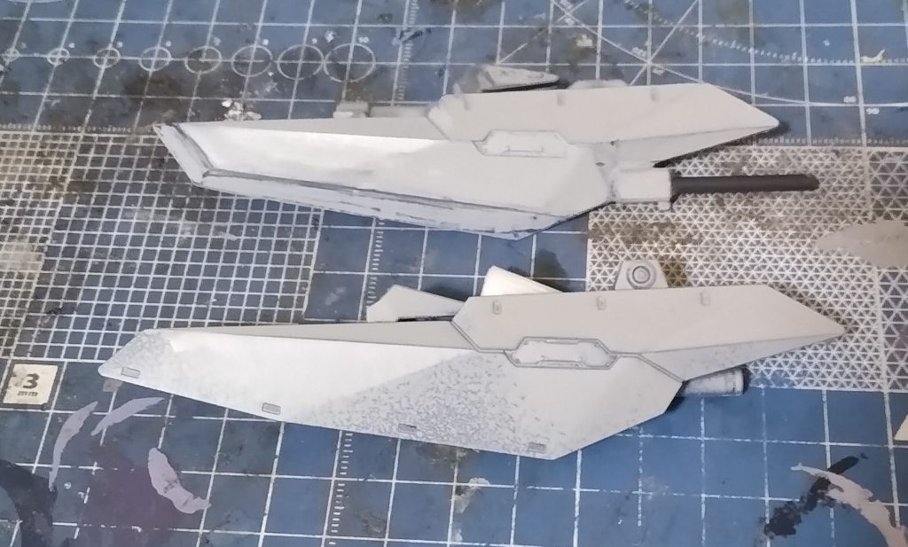 ゼルトザームアームズのこのパーツ２つ持ってたのですが、左右対称の反対側がないのでなんとか有効活用しようとがんばりました。上が加工後、下が加工前です。