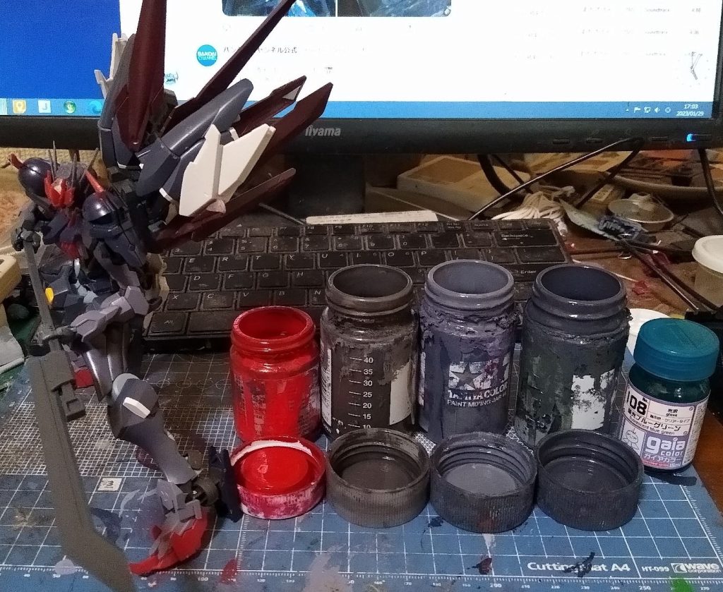 塗装レシピ蛍光ブルーグリーン以外はその場の勢いで調色したので詳細不明です。バルバタウロスの成形色に寄せる方向で余ってた塗料を混ぜました。多少剥げても目立たないのでガシガシ動かせます（笑）