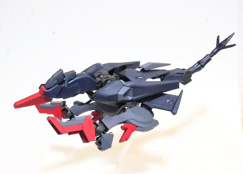 分離合体機能を付加することによりファラクト使用率が上がるのではという閃きで後ろ半分をガウォーク的な支援戦闘機にしました。機首はつま先、尻尾は腕x２です。