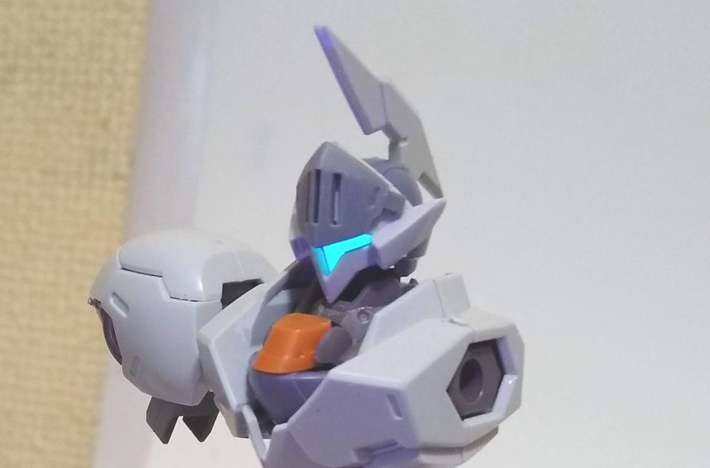 額のバイザーは30MMでこれがドンピシャにハマったので今回やる気になりました。胸部中央のクリアパーツは早々に紛失しました。発光部はガイアの蛍光ブルーグリーンですが、後に蛍光ピンク＋ブルーグリーンに変更。蛍光ピンクはそのままだとオレンジぽい発光ですが、ブルーグリーンを混ぜるとピンクになります。