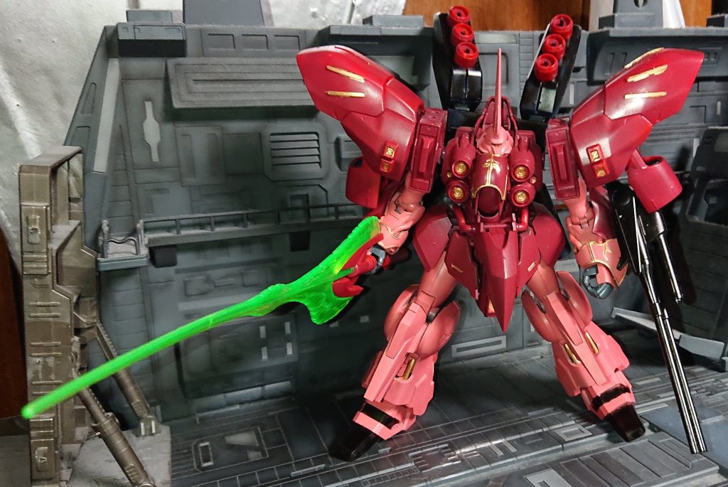 サザビーがジャンクでライフルがなかったので左腕にパラスアテネの連装ビーム砲