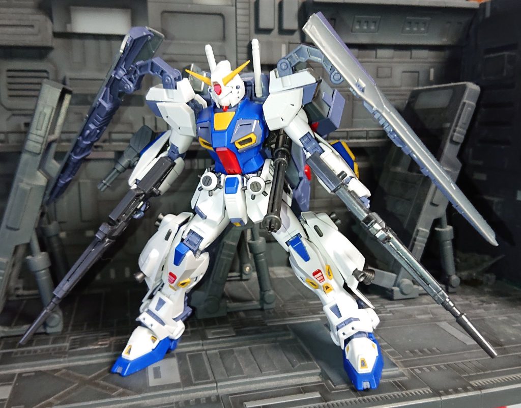 １号機のT装備+　T装備にDとＶ装備の１部追加肩のシールド裏には連装マシンガン？があり形状がＦＡマークⅡみたいで良いです( ﾟДﾟ)