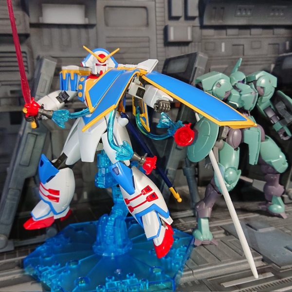 ガンダムローズとハインドリー素組( ﾟДﾟ)ローズは色分け分割が凄いですあとGガンダムフレームというランナーがあるので他の同盟MSも出そうハインドリーは組みやすく騎士系MSぽくて良い（1枚目）