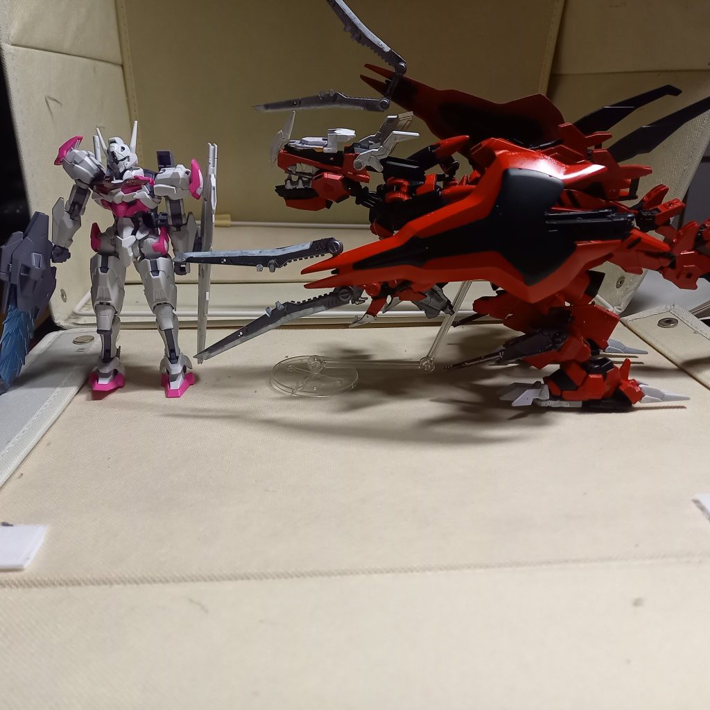 ルブリスと大きさを比較するとこれぐらいになりました。頭の先から尻尾の先まで図ると27センチ前後だったのでHGサイコガンダムの人型と同じぐらいの大きさでした。