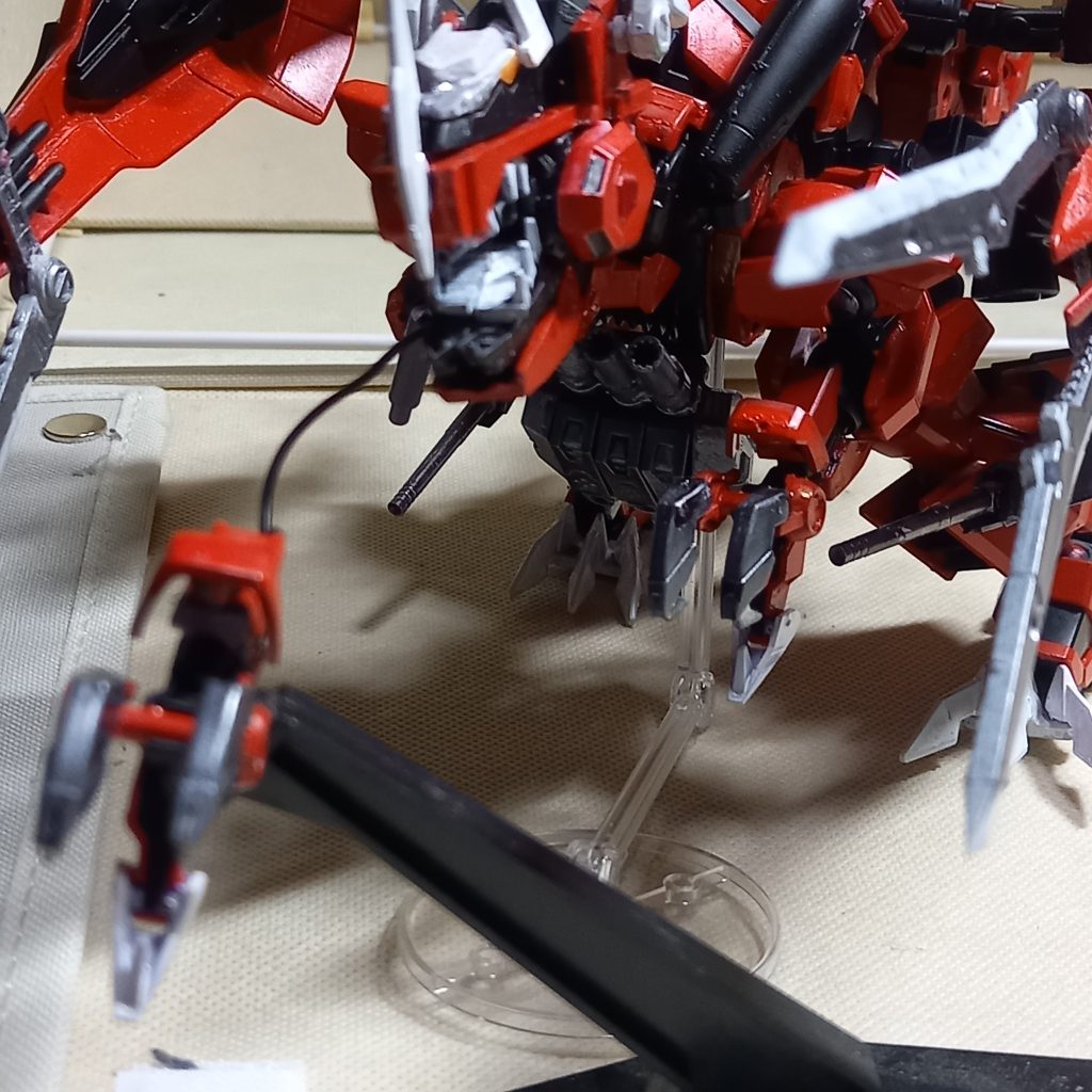 武装は・デストロイファング・デストロイクロ―×2・デストロイブレイククロー×2・胸部三連装ビーム砲・脚部ビームガン×2・テールガン・テールアックス・シザーブレード×2・大型可動式カイトシールド×2・荷電粒子砲・アンチドート写真はデストロイクロ―をワイヤーで射出している所です。