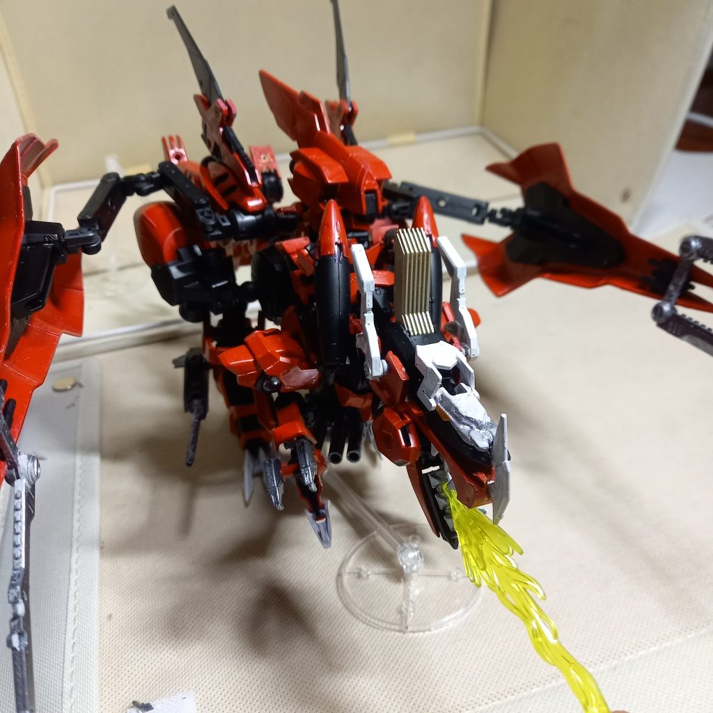 主武装の荷電粒子砲です。発射時は頭の後ろ及び尻尾に備え付けられている放熱システムが展開している状態になります。