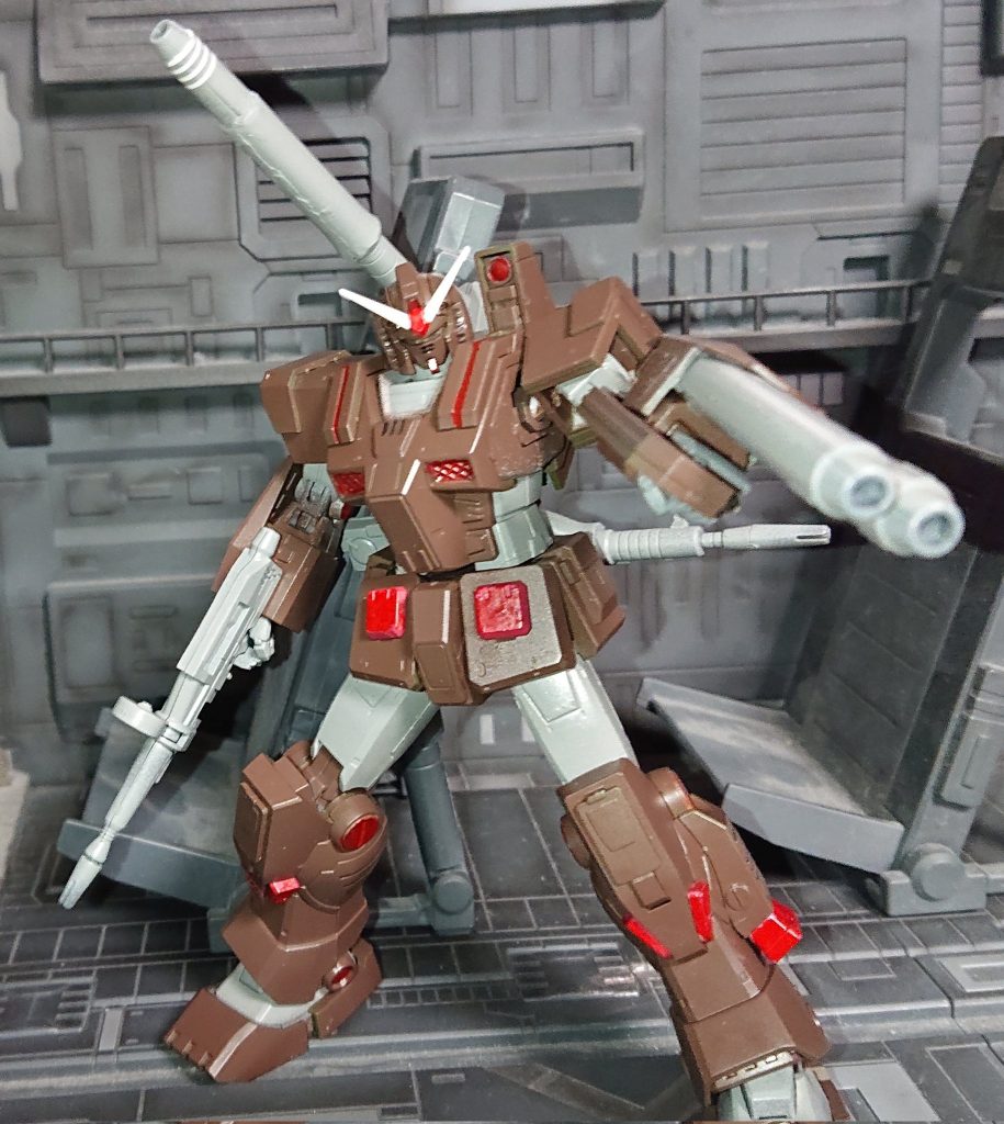 ビームライフルはHGUC版とオリジンの初期型連装ライフルは左腕に装備連装ライフルはパラスアテネのミサイル加工（砲身に見えるので） 