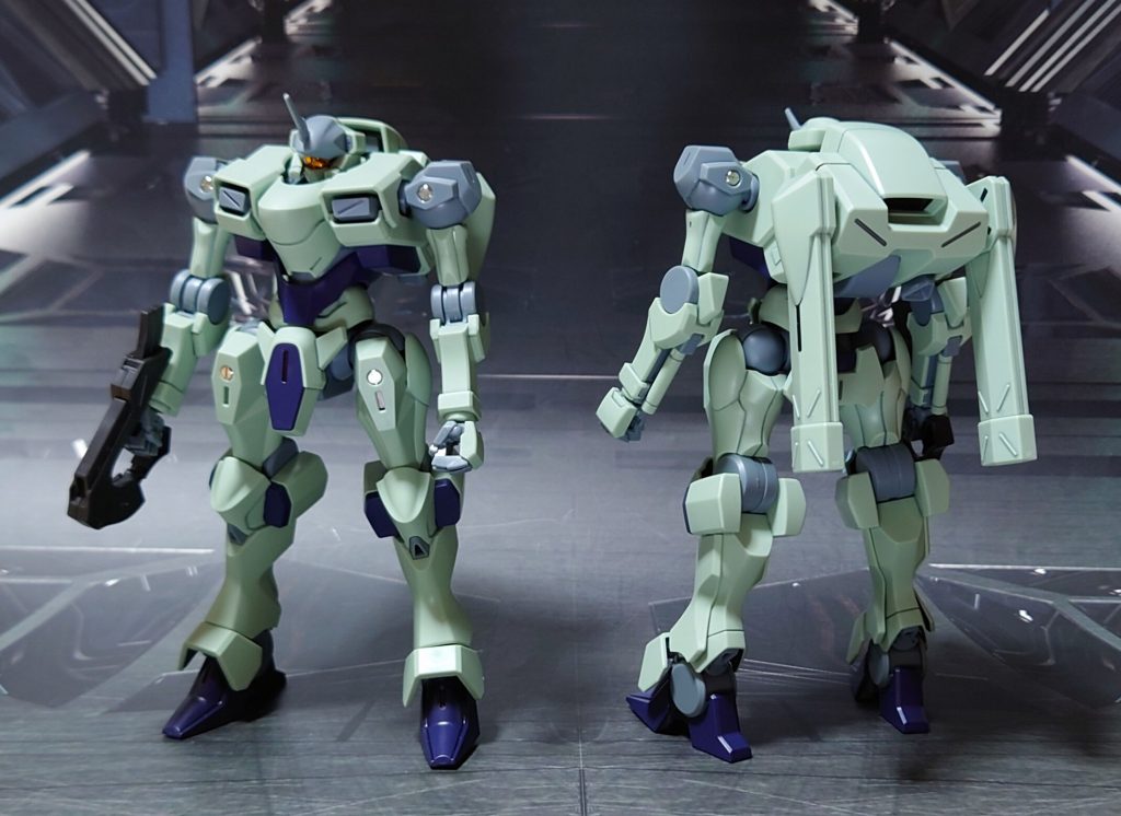 ザウォート前後ろ。量産機らしく2個購入、ガンダムマーカー部分塗装と肩・膝の3ミリ穴埋め、肘の小改造を施しました。