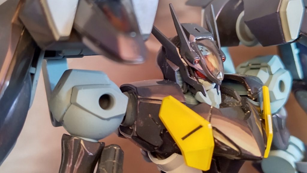 ツインアイ/各部赤はパールプレミアムレッド……だと思います。好きな塗料です。瓶がいいですよね、瓶が。 装甲光沢で関節はつや消し仕上げです。