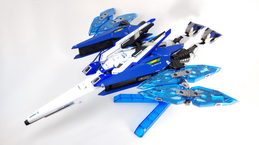 変形!!とは言ってもエスカッシャンライフル(と命名)を差しただけのお手軽変形です。フレームをいじる技量は無いので、リガズィのBWSをイメージしました。今の自分にはこれが精一杯ですが満足しています(^^)