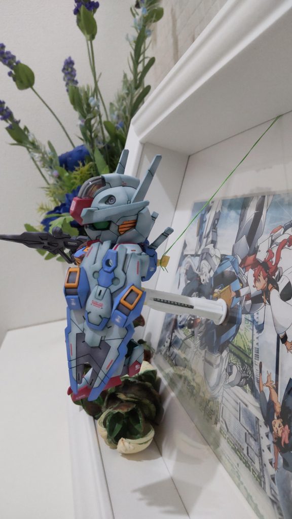 記事ではカバーガラスの中心にスペーサーを使ってネジで固定していましたが、取り外せるようにネオジム磁石を使用しました。1か所だけでは固定ができず、バックパック、腰部の2か所に使用しました。上の間から糸で吊るすようになっており、見た目はイマイチすっきりしてません。