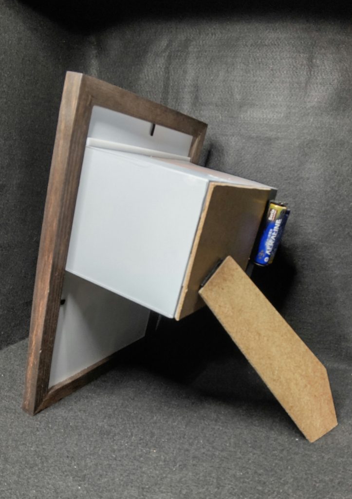 百均の額縁にジオラマを埋め込みました。少々 幅をとりますが、きちんと飾れます。