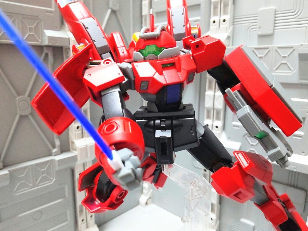 メインウェポンはビームサーベル。非使用時はフライトユニットにマウント