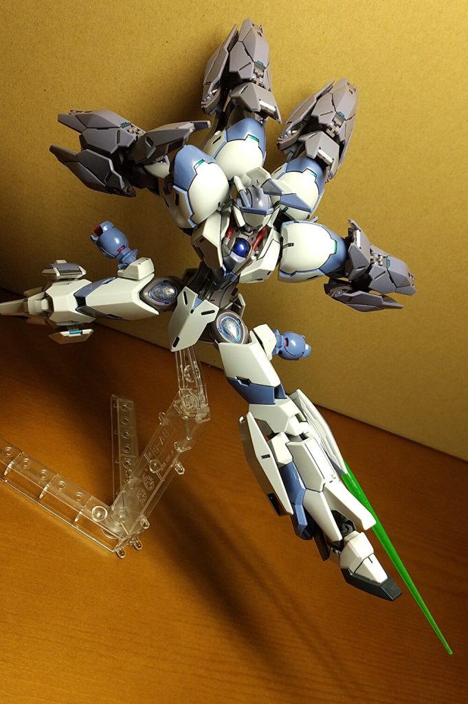 【脚部シールドサーベル】脚部に取り付けられたビーム発振器内蔵のショートシールド。扱いは、難しいが敵の虚を突く攻撃も可能。