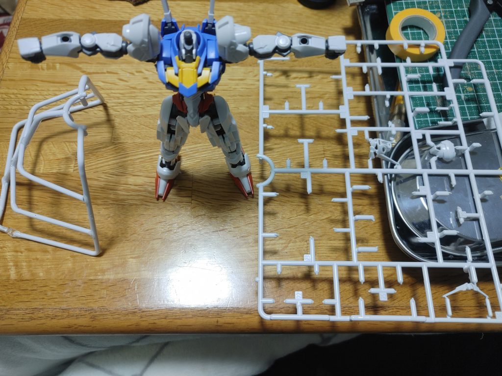 女性らしさ……とはなんぞやと考えたときにスカートをつけてみたいと考えましてドレススカートを膨らませるために用いられたパニエ、もといクリノリンをモチーフにランナーを曲げて骨格を整形ラインストーンを鋲のように配置してそれっぽくしてみました