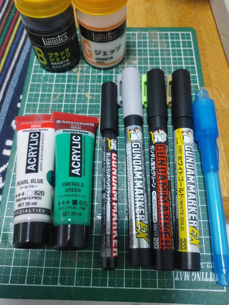 今回の使用塗料メインは月光蝶ホロシルバーむしろこれを使ってみたかったんです写真だとわかりにくいんですが、テカテカ光るし隠ぺい力もあるしなによりテキトーに塗ってもバレない！wあとはアクリルガッシュ。このパールブルーは色は白なのですが、黒地に塗ると青黒く光る魔法の塗料