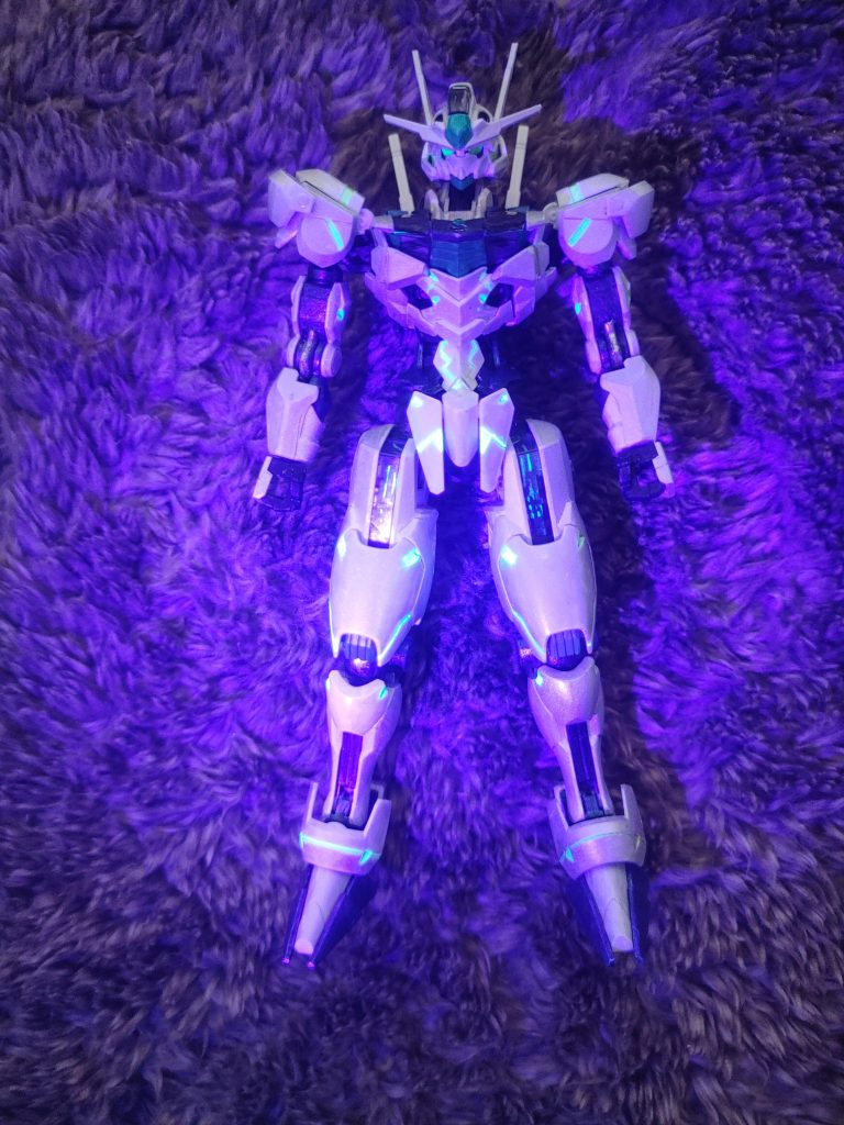 今回やってみたかったこと蛍光塗料にブラックライトガンスタで他の方の投稿を見てると光らせてる作品がけっこうありますね100均のマジックペンというブラックライト込みのスパイペンみたいのを使ってブラックライトを当てています