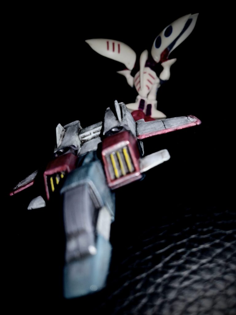 ストーリーで掲載した写真の再掲です。これはこれで悪くはない気もするのは私だけ？ 撮影ブースがないので椅子の上に機体を置いてパシャリ。携帯持たない方の手でキュベレイを持ちつつの撮影、キツかったです(涙) 最後までご覧いただき、ありがとうございました。